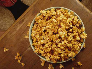 Sriracha Bacon Caramel Popcorn | Prairie Fresh®